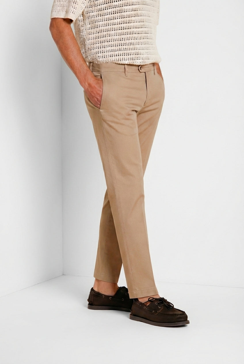 Pantalone chino uomo New York Mason's beige medio in gabardina stretch regular fit, vista laterale su modello SS26