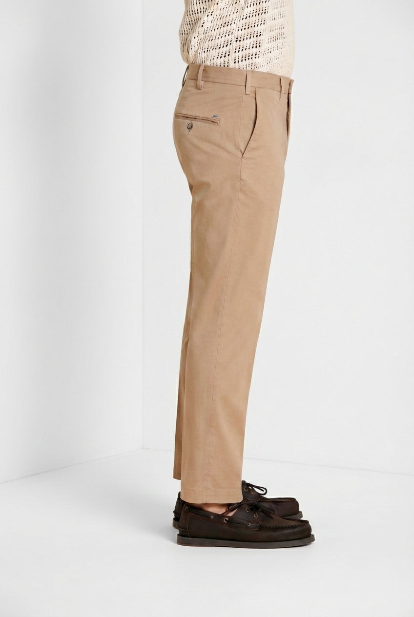 Dettaglio tasca pantalone chino uomo New York Mason's beige medio in gabardina stretch SS26