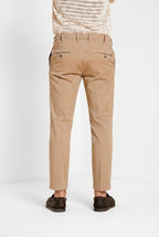 Dettaglio vita pantalone chino uomo New York Mason's beige medio in gabardina stretch SS26