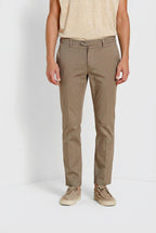 Pantalone chino uomo New York Mason's tortora in gabardina stretch regular fit, vista frontale su modello SS26