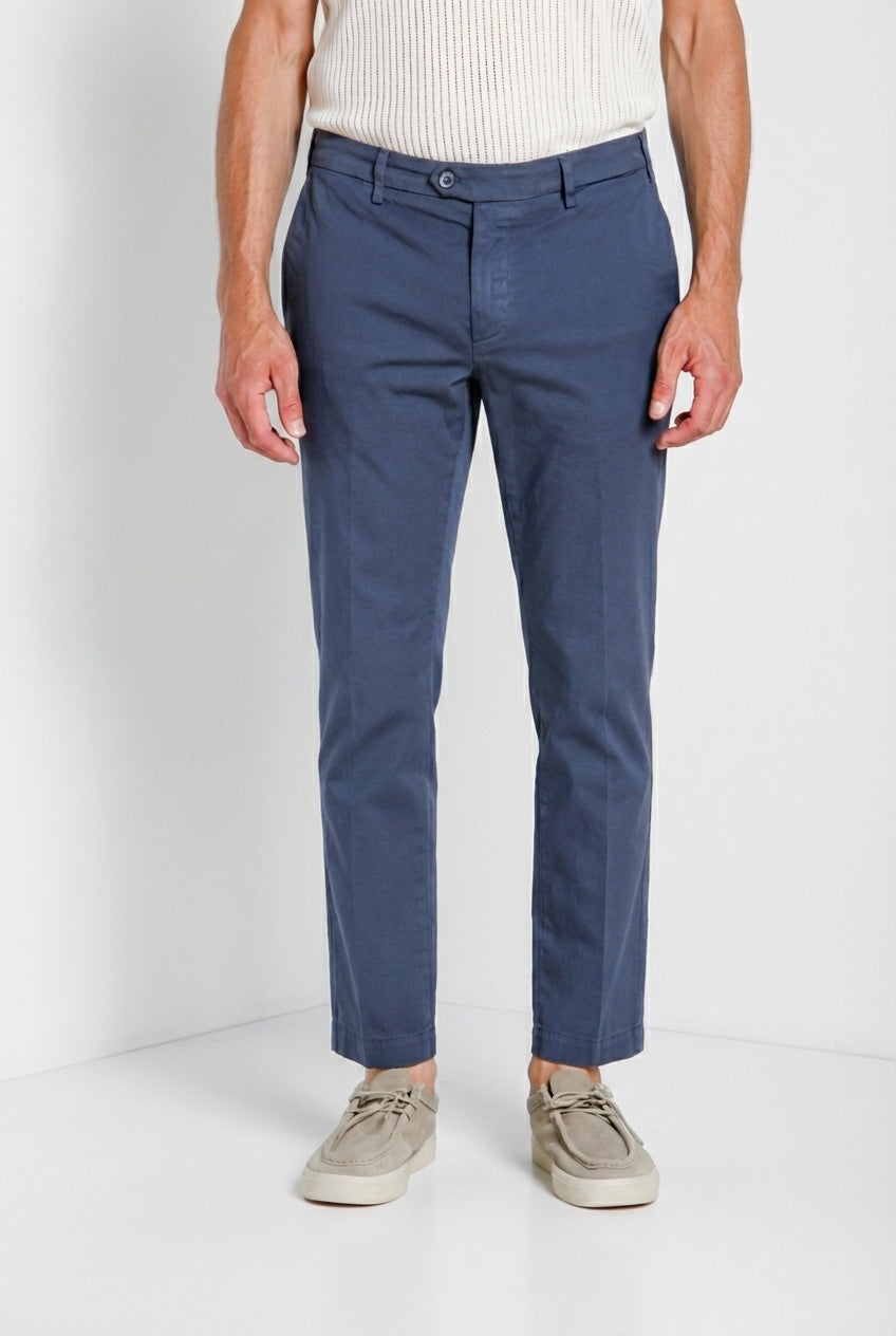 Pantalone chino uomo New York Mason's carta da zucchero in gabardina stretch regular fit, vista frontale su modello SS26