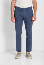 Pantalone chino uomo New York Mason's carta da zucchero in gabardina stretch regular fit, vista frontale su modello SS26