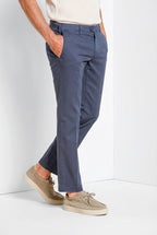 Dettaglio vita pantalone chino uomo New York Mason's carta da zucchero in gabardina stretch SS26