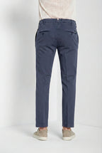 Dettaglio gamba pantalone chino uomo New York Mason's carta da zucchero in gabardina stretch SS26