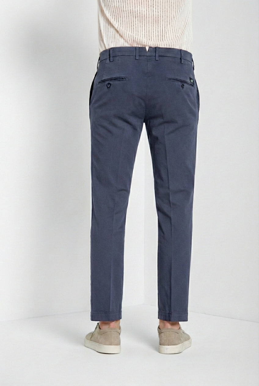 Dettaglio gamba pantalone chino uomo New York Mason's carta da zucchero in gabardina stretch SS26