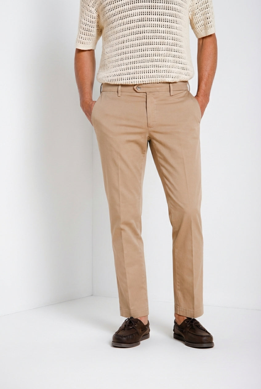 Dettaglio gamba pantalone chino uomo New York Mason's beige medio in gabardina stretch SS26