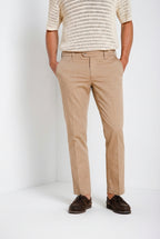 Dettaglio gamba pantalone chino uomo New York Mason's beige medio in gabardina stretch SS26