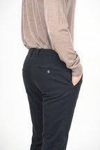 New York men’s chino pants in stretch gabardine with regular fit ①
