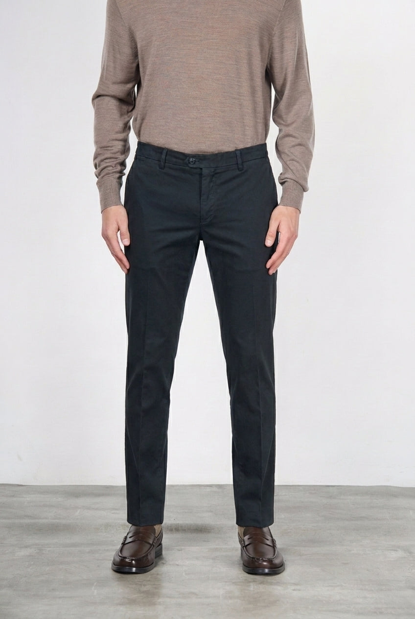 New York men’s chino pants in stretch gabardine with regular fit ①
