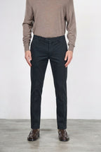 New York men’s chino pants in stretch gabardine with regular fit ①
