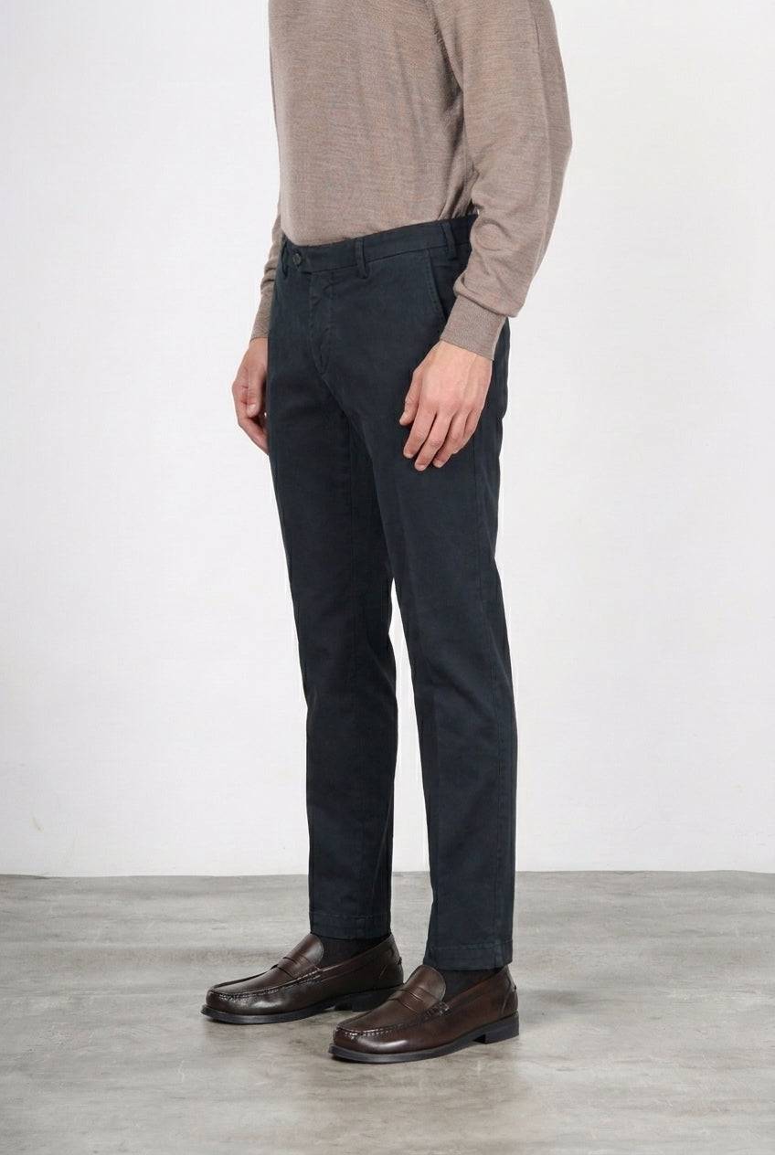 New York men’s chino pants in stretch gabardine with regular fit ①
