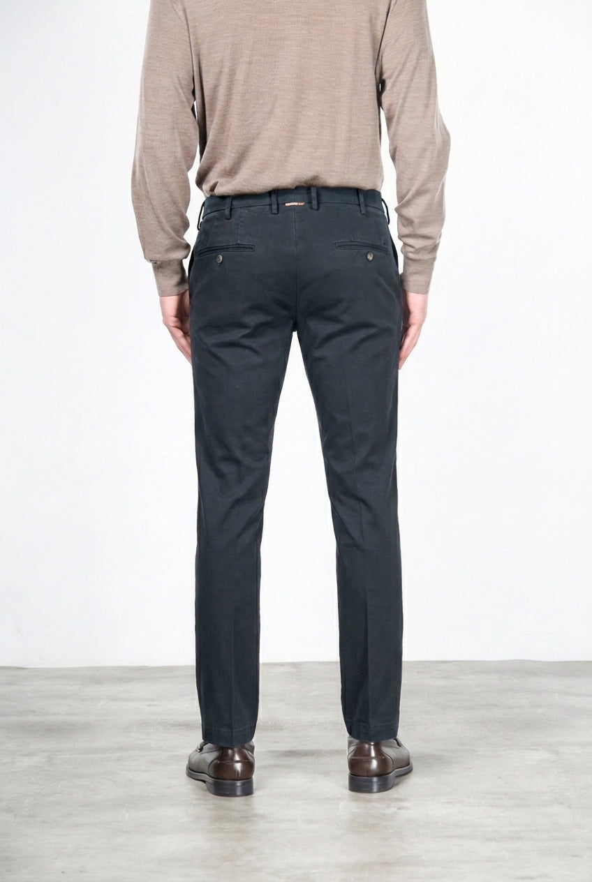 New York men’s chino pants in stretch gabardine with regular fit ①
