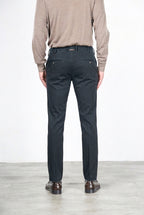 New York men’s chino pants in stretch gabardine with regular fit ①
