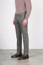 New York men’s chino pants in stretch gabardine with regular fit ①
