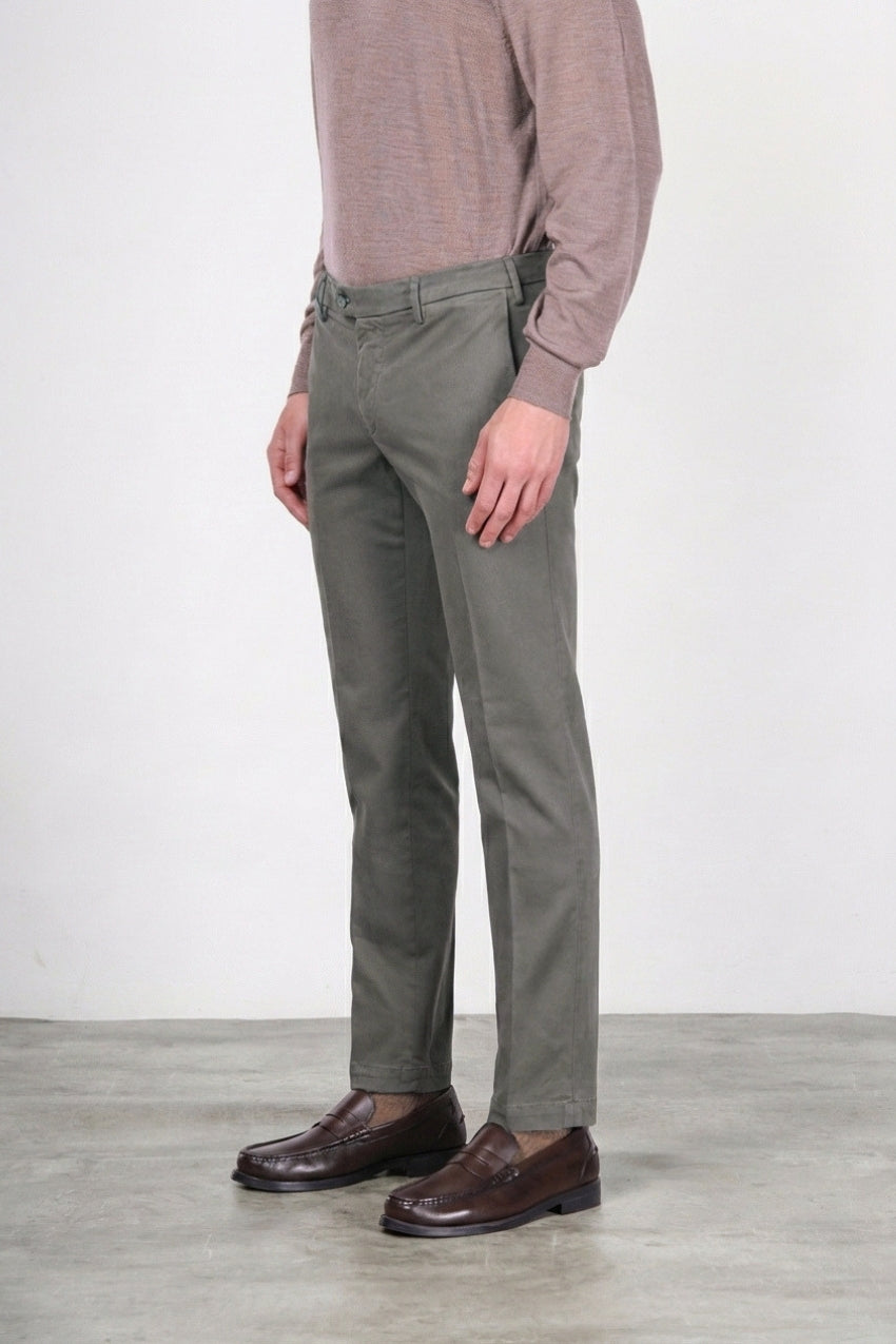 New York men’s chino pants in stretch gabardine with regular fit ①
