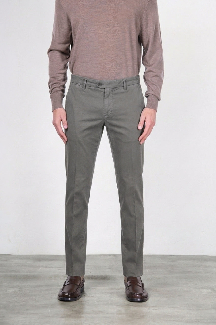 New York men’s chino pants in stretch gabardine with regular fit ①
