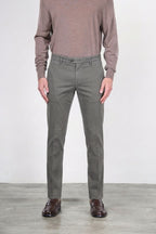 New York men’s chino pants in stretch gabardine with regular fit ①
