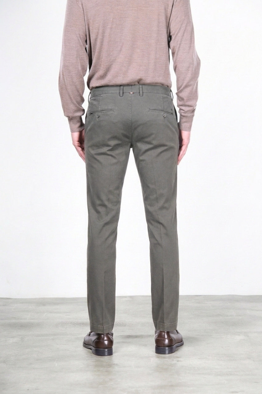 New York men’s chino pants in stretch gabardine with regular fit ①
