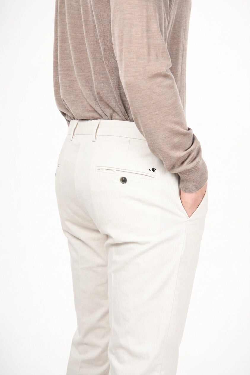 New York men’s chino pants in stretch gabardine with regular fit ①
