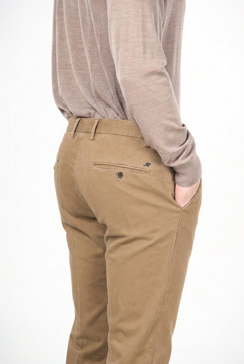 New York men’s chino pants in stretch gabardine with regular fit ①