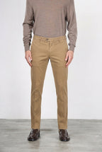 New York men’s chino pants in stretch gabardine with regular fit ①