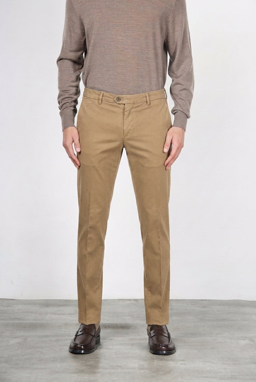 New York men’s chino pants in stretch gabardine with regular fit ①