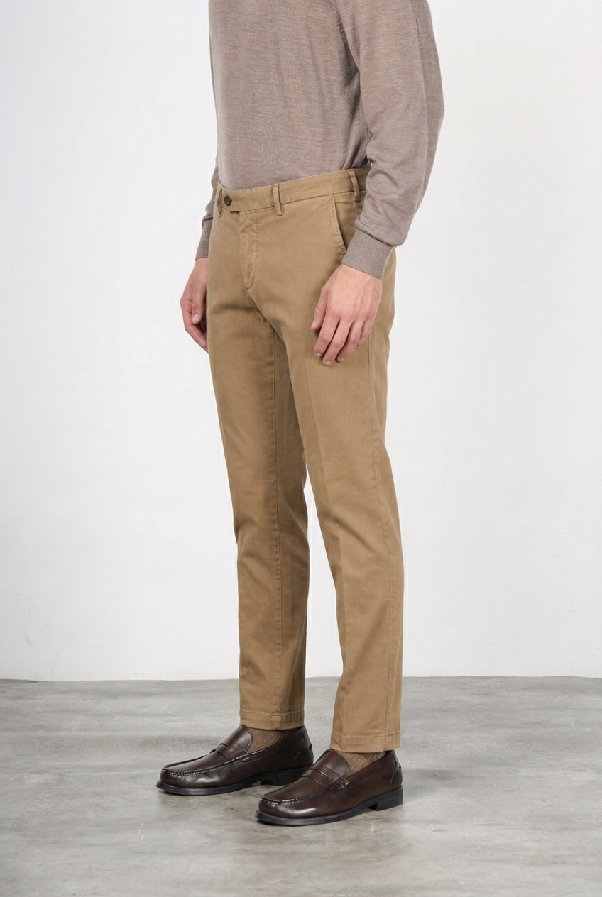 New York men’s chino pants in stretch gabardine with regular fit ①