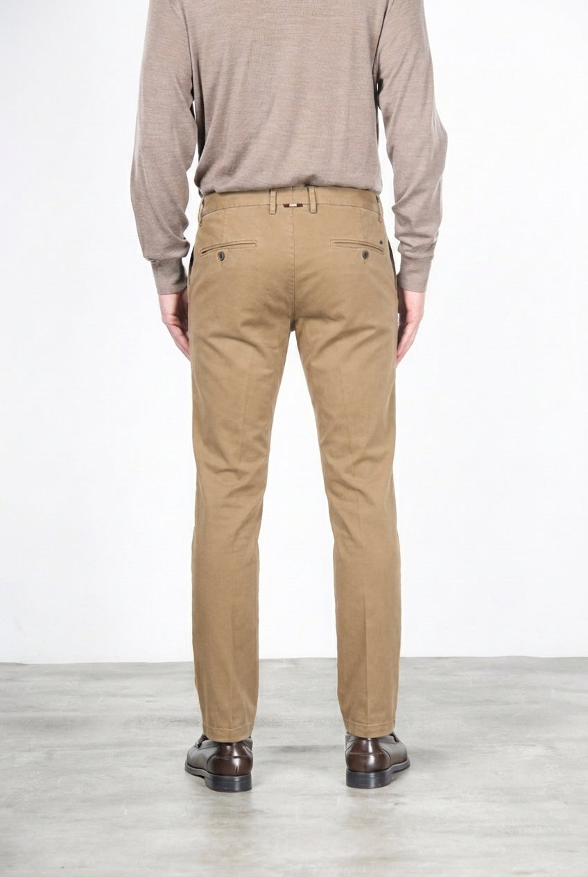 New York men’s chino pants in stretch gabardine with regular fit ①