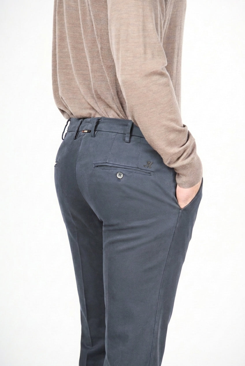 New York men’s chino pants in stretch gabardine with regular fit ①
