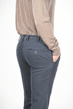 New York men’s chino pants in stretch gabardine with regular fit ①
