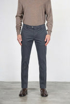 New York men’s chino pants in stretch gabardine with regular fit ①
