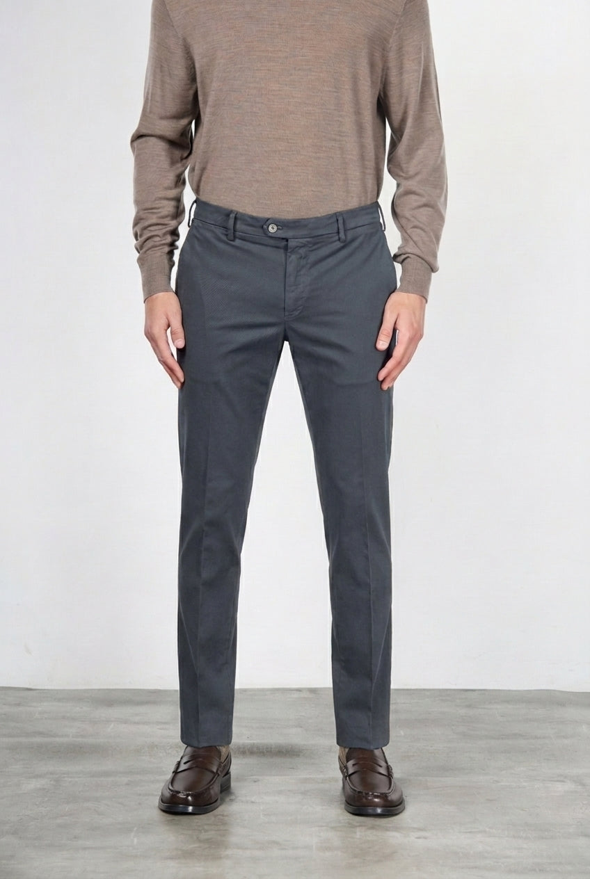New York men’s chino pants in stretch gabardine with regular fit ①
