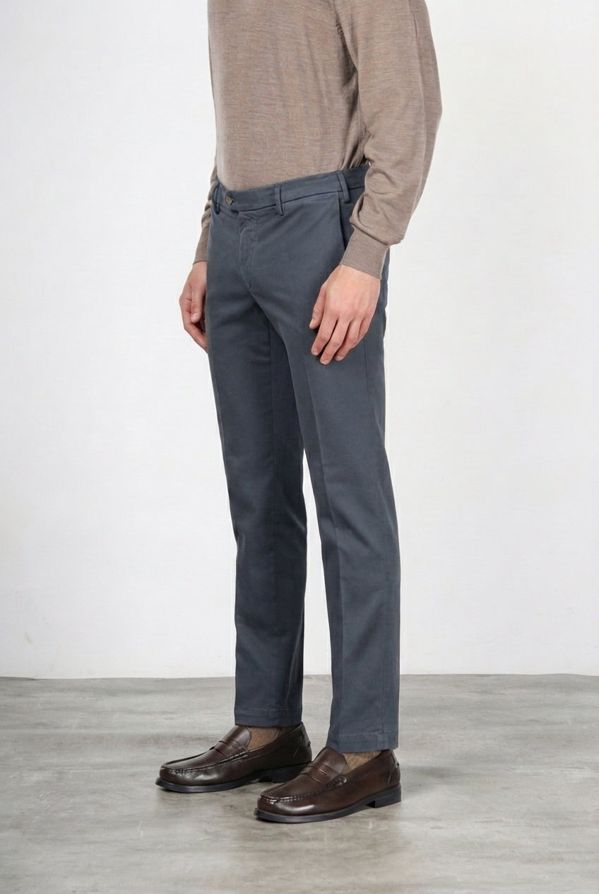 New York men’s chino pants in stretch gabardine with regular fit ①
