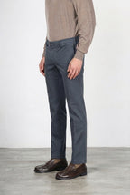 New York men’s chino pants in stretch gabardine with regular fit ①
