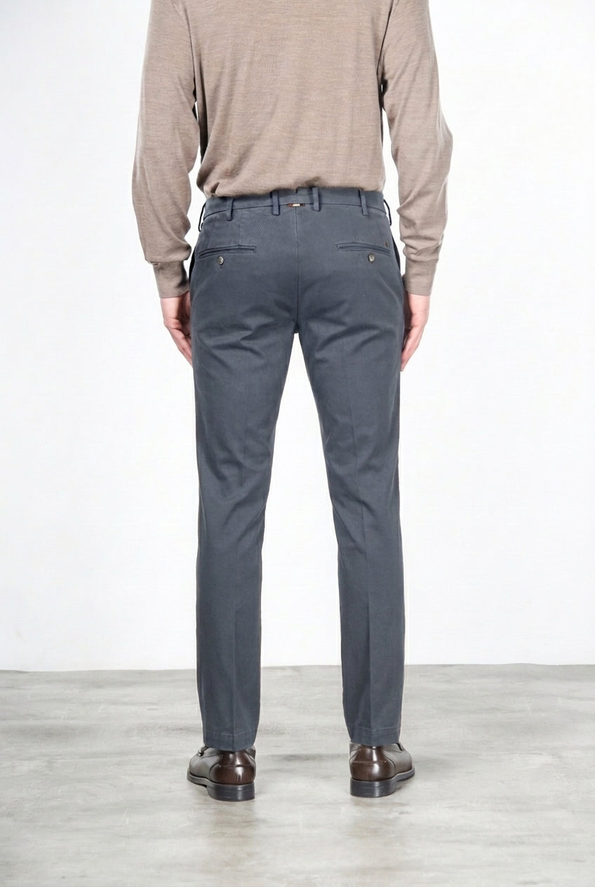 New York men’s chino pants in stretch gabardine with regular fit ①
