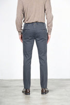 New York men’s chino pants in stretch gabardine with regular fit ①
