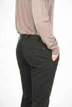 New York men’s chino pants in stretch gabardine with regular fit ①

