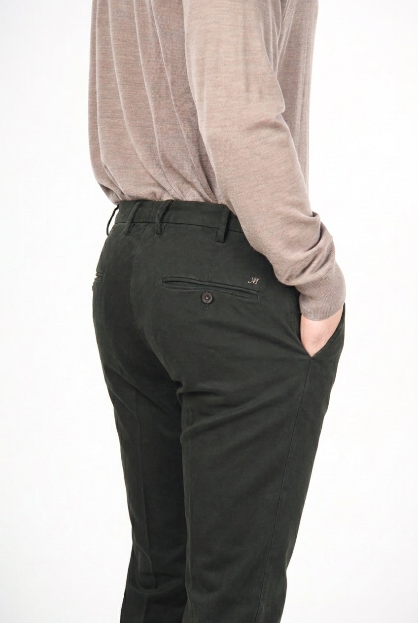 New York men’s chino pants in stretch gabardine with regular fit ①
