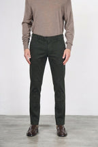 New York men’s chino pants in stretch gabardine with regular fit ①
