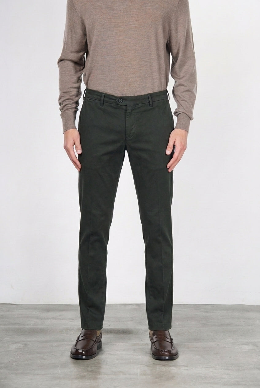 New York men’s chino pants in stretch gabardine with regular fit ①
