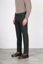 New York men’s chino pants in stretch gabardine with regular fit ①
