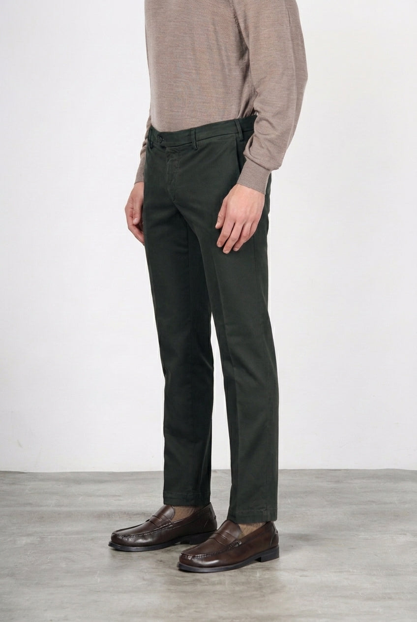 New York men’s chino pants in stretch gabardine with regular fit ①
