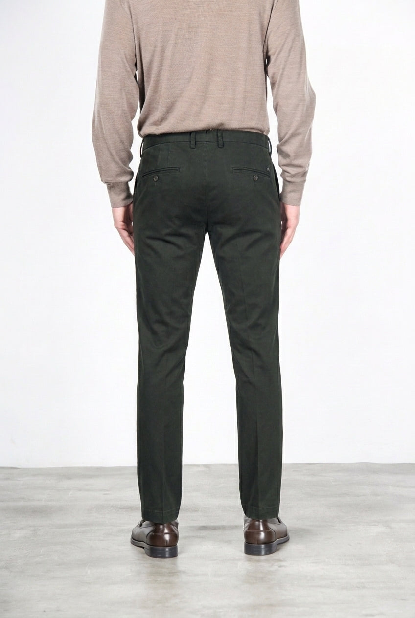 New York men’s chino pants in stretch gabardine with regular fit ①
