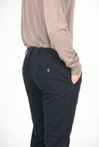 New York men’s chino pants in stretch gabardine with regular fit ①
