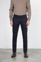 New York men’s chino pants in stretch gabardine with regular fit ①
