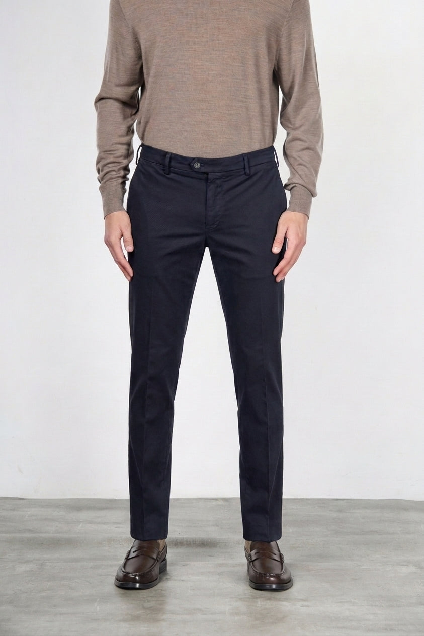 New York men’s chino pants in stretch gabardine with regular fit ①
