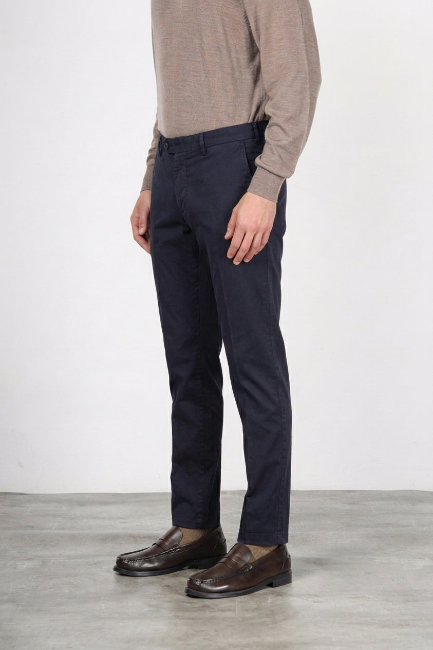 New York men’s chino pants in stretch gabardine with regular fit ①
