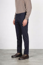 New York men’s chino pants in stretch gabardine with regular fit ①

