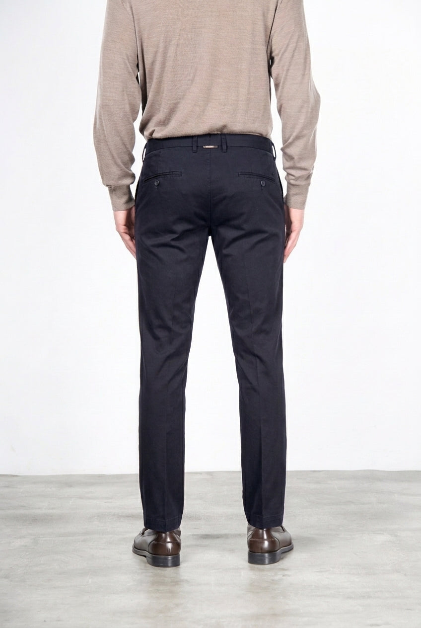 New York men’s chino pants in stretch gabardine with regular fit ①
