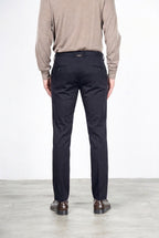 New York men’s chino pants in stretch gabardine with regular fit ①
